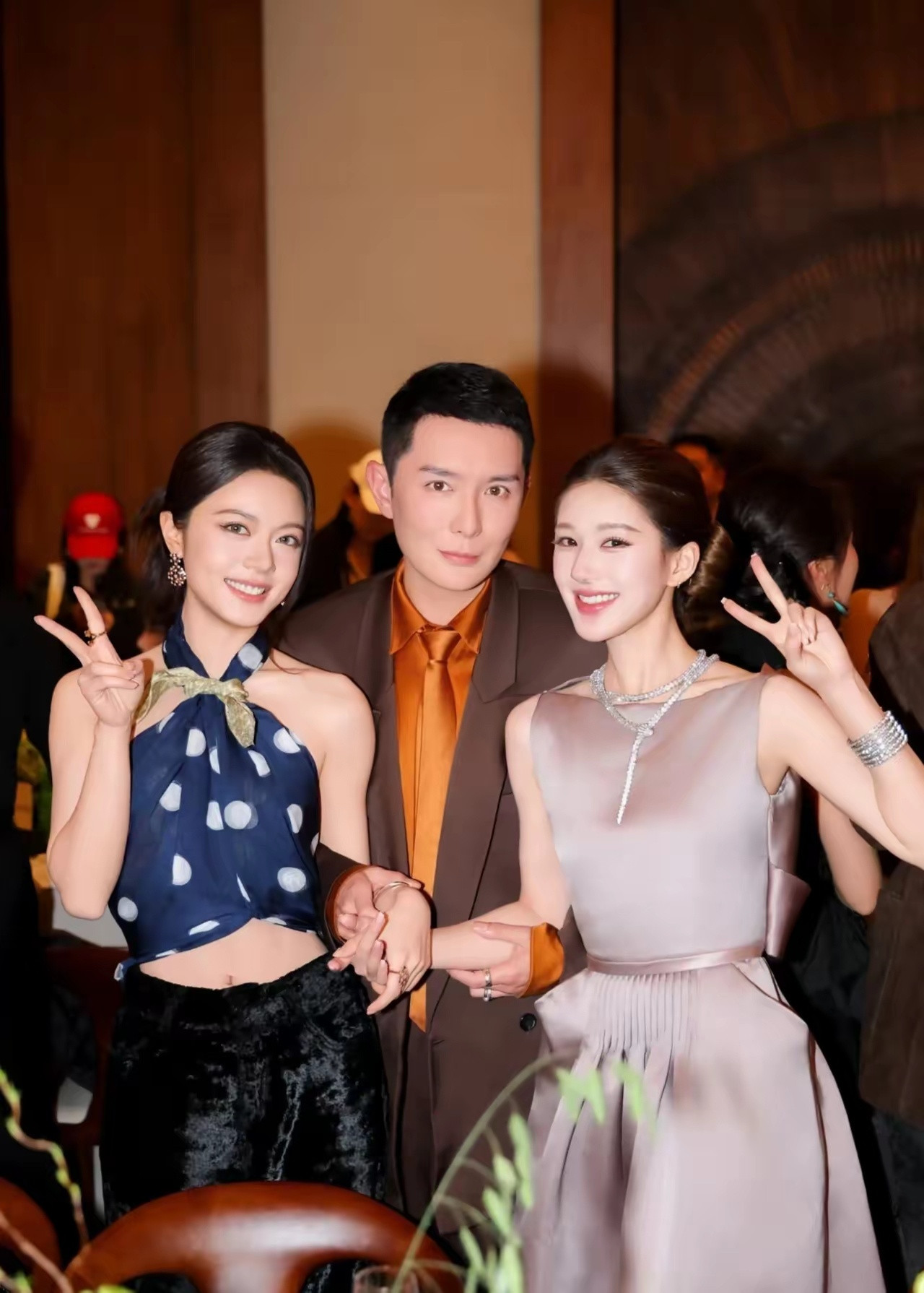 两张权威的脸在一起俩位姓赵都好美