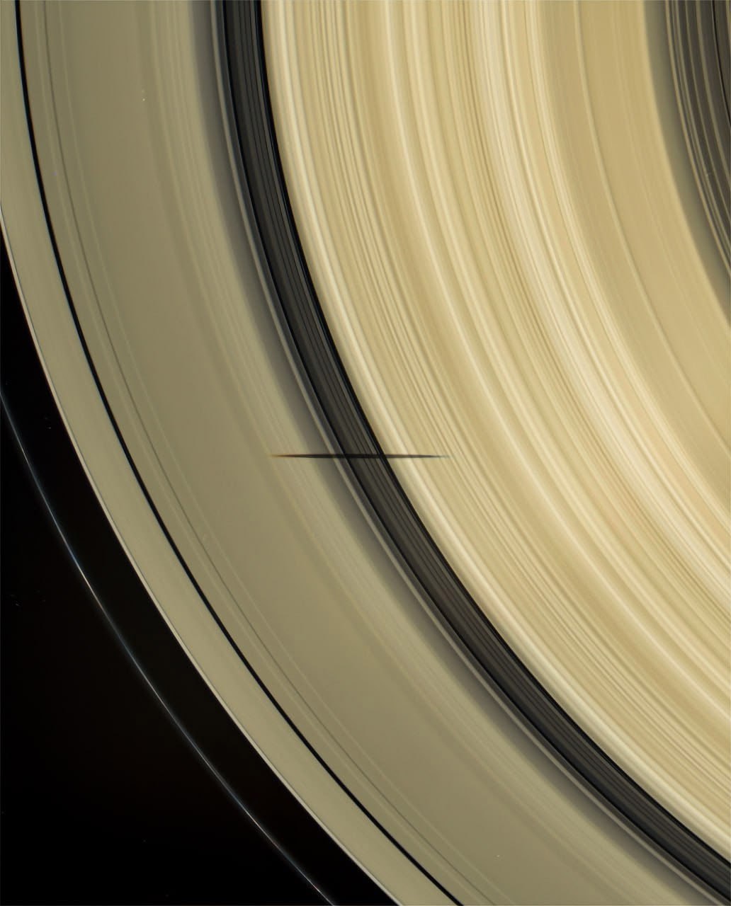 土星的一颗卫星在土星环上的阴影。