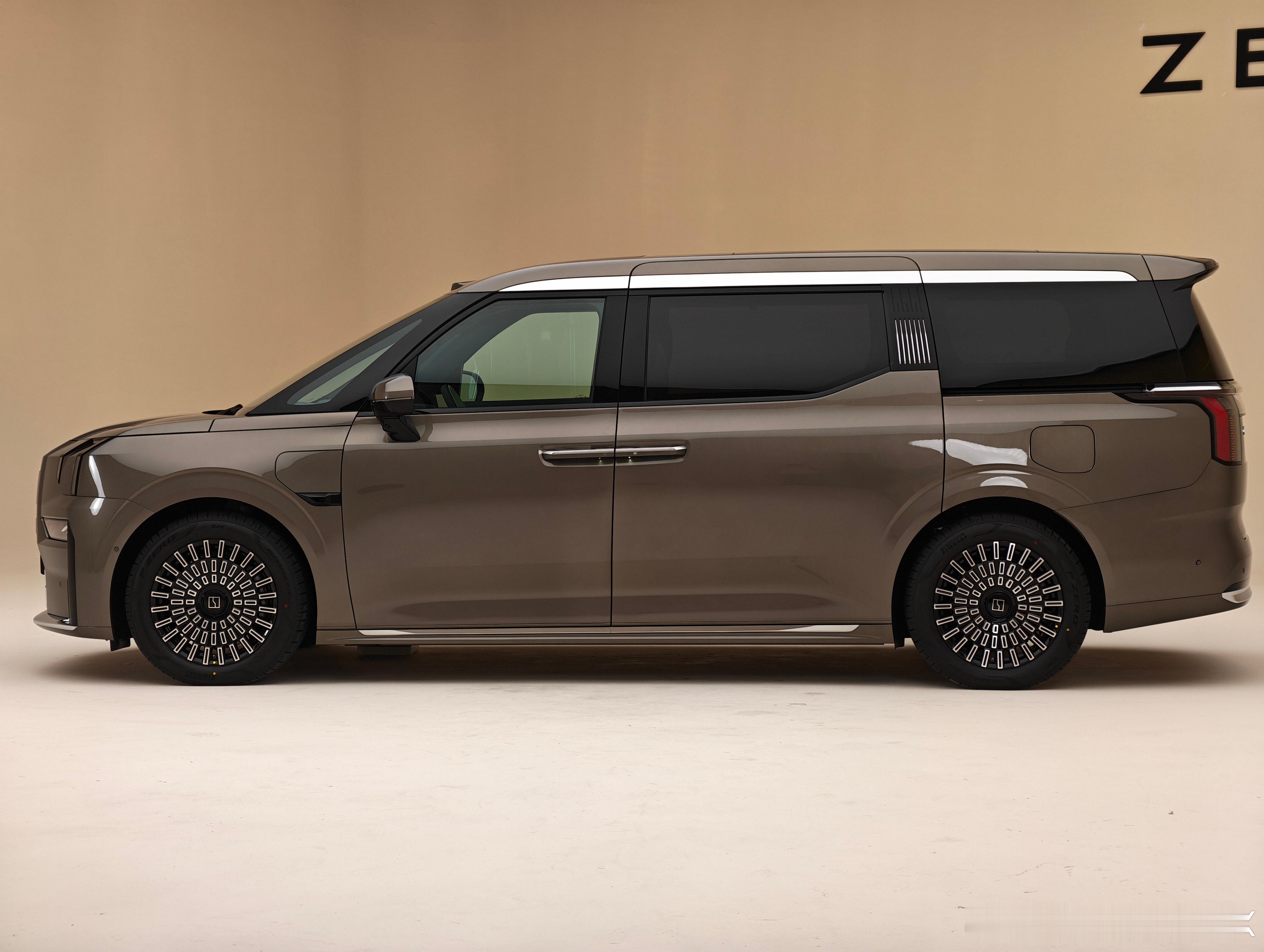 焕新极氪009你鸡哥的009也焕新了新颜色，尊贵依旧PS.还能找出其他不同吗？