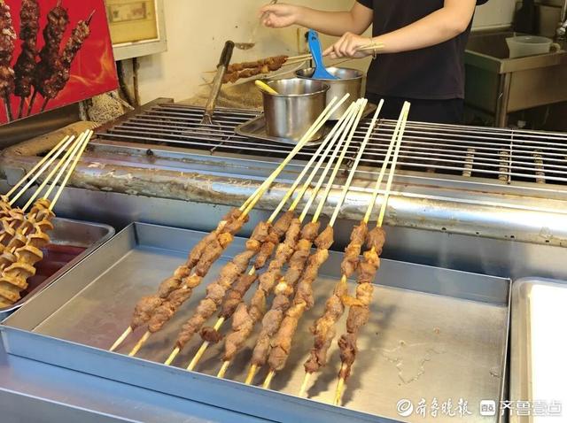 15元“羊肉大串”吃出鸭肉, 店主坦言刷羊油调味, 原料成本相差近5倍