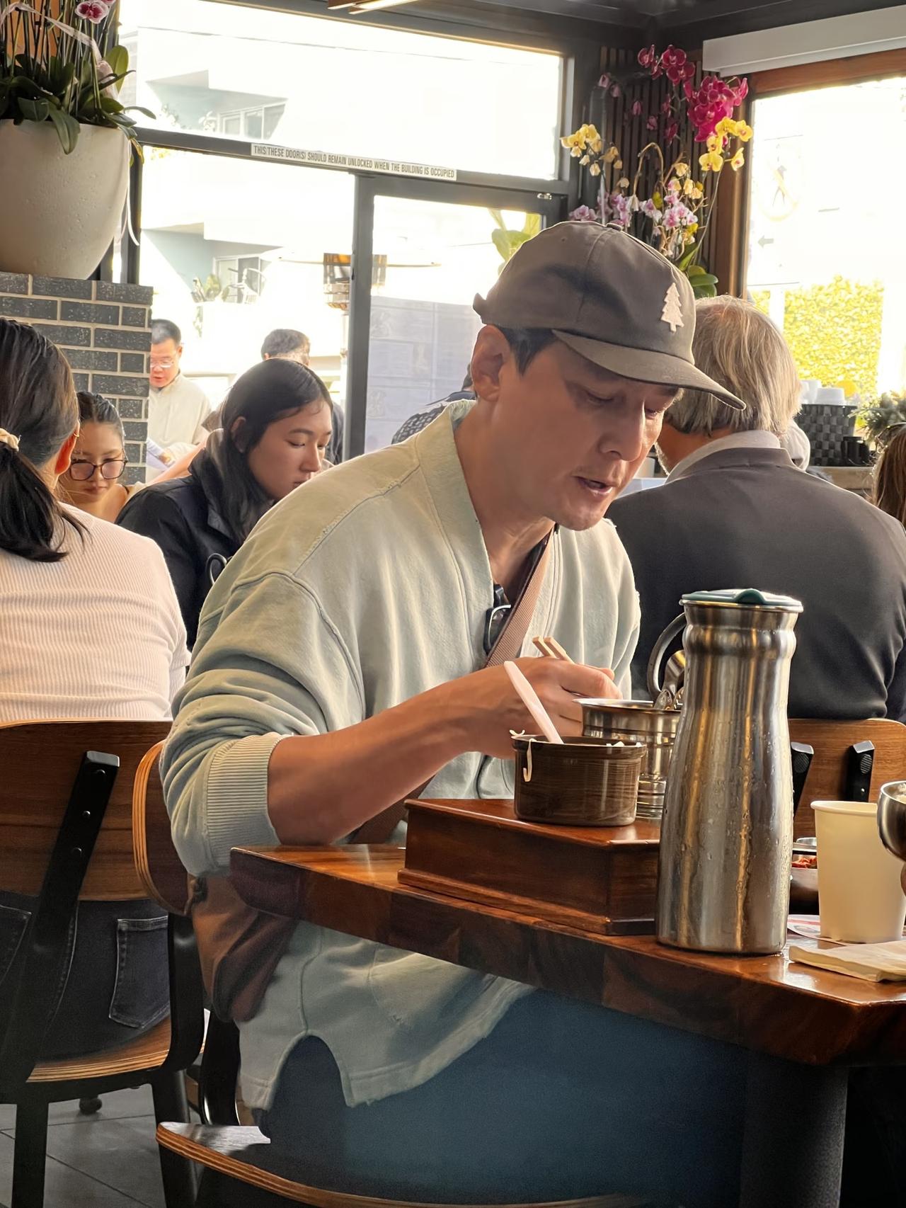 51岁吴彦祖现身美国洛杉矶一家餐馆吃饭，他的变化好大，脸部素颜状态差，黑眼圈有点