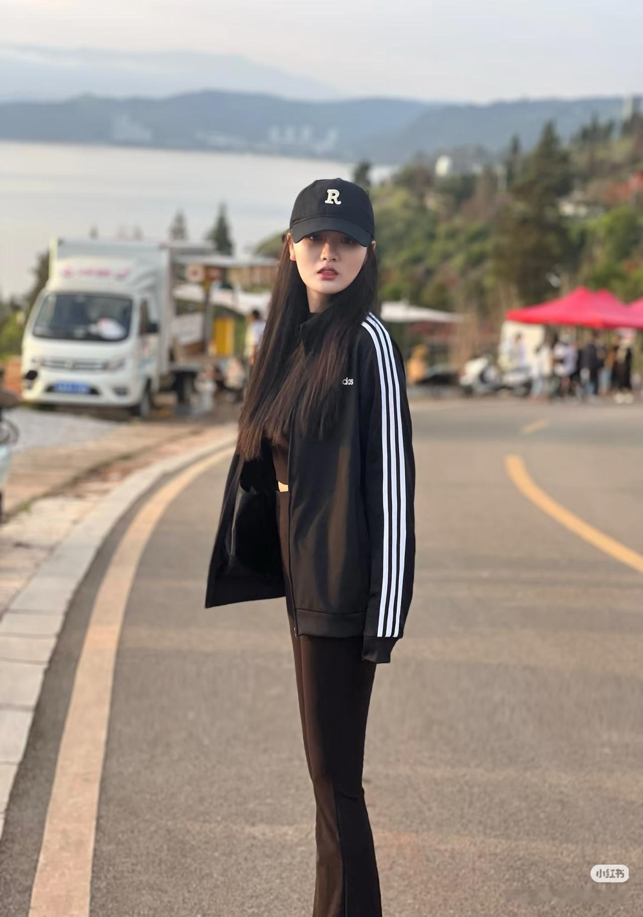 山外青山楼外楼，人在画中游。