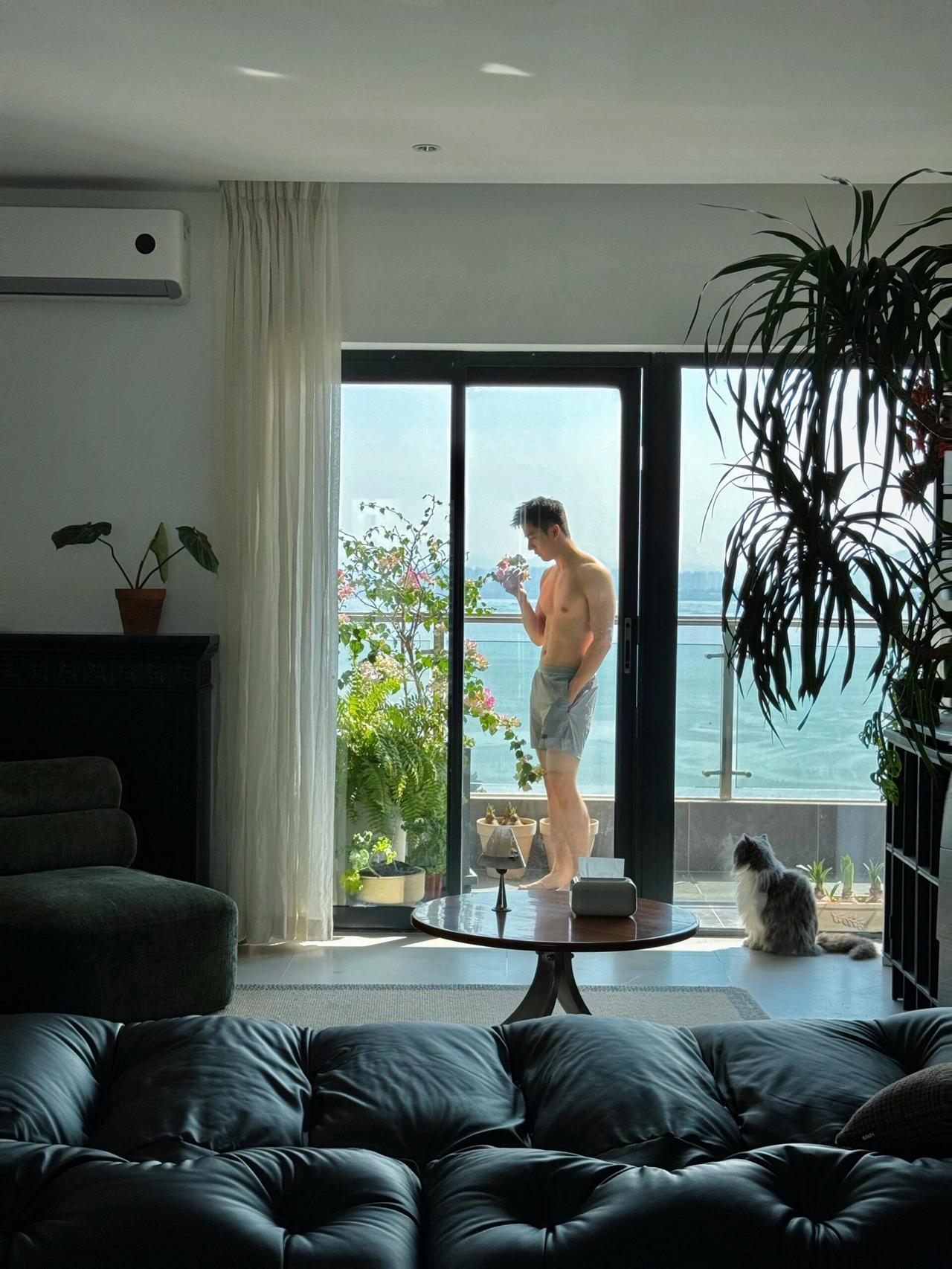 32岁，不婚无娃，这是深圳生活了9年的普通男生真实的态度，他住在市中心靠海的房子