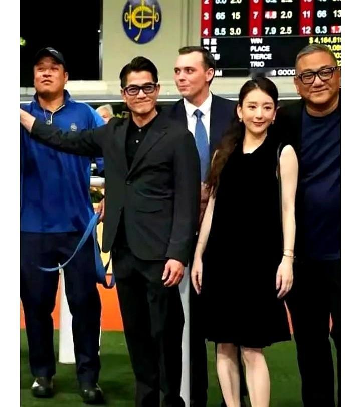 郭富城蹲地听胎动那一刻，全网安静了。冲线不到十秒，他没去举奖杯，先冲看台单膝