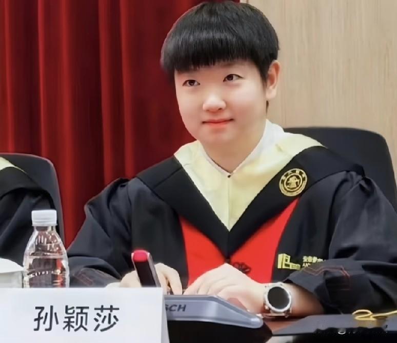 大家发现了吗？孙颖莎毕业照有一个特别不容易的地方，那就是整齐刘海一点也没乱！