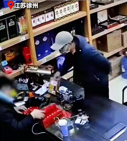 江苏徐州，一带着口罩的男子，来到一家礼品回收店售卖香烟，结果这见多识广的店主，一