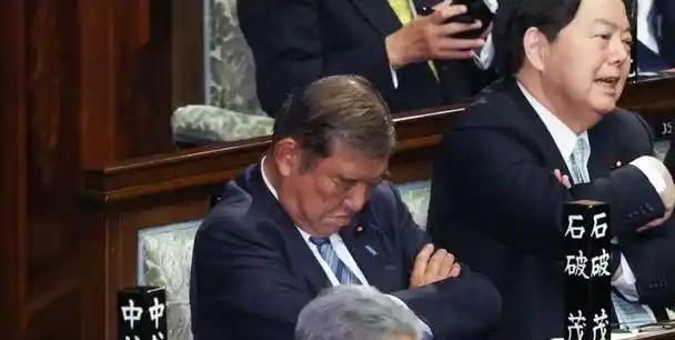 石破茂本来就不想当首相，被推上去后，就开始躺平，如今摆烂终于有结果了！6月29