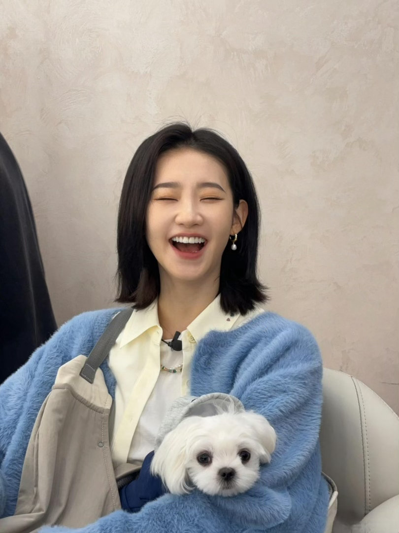 张艺凡上班带狗饭撒元气甜妹加软萌小狗确实是治愈组合，上班路上不忘饭撒，还带着小