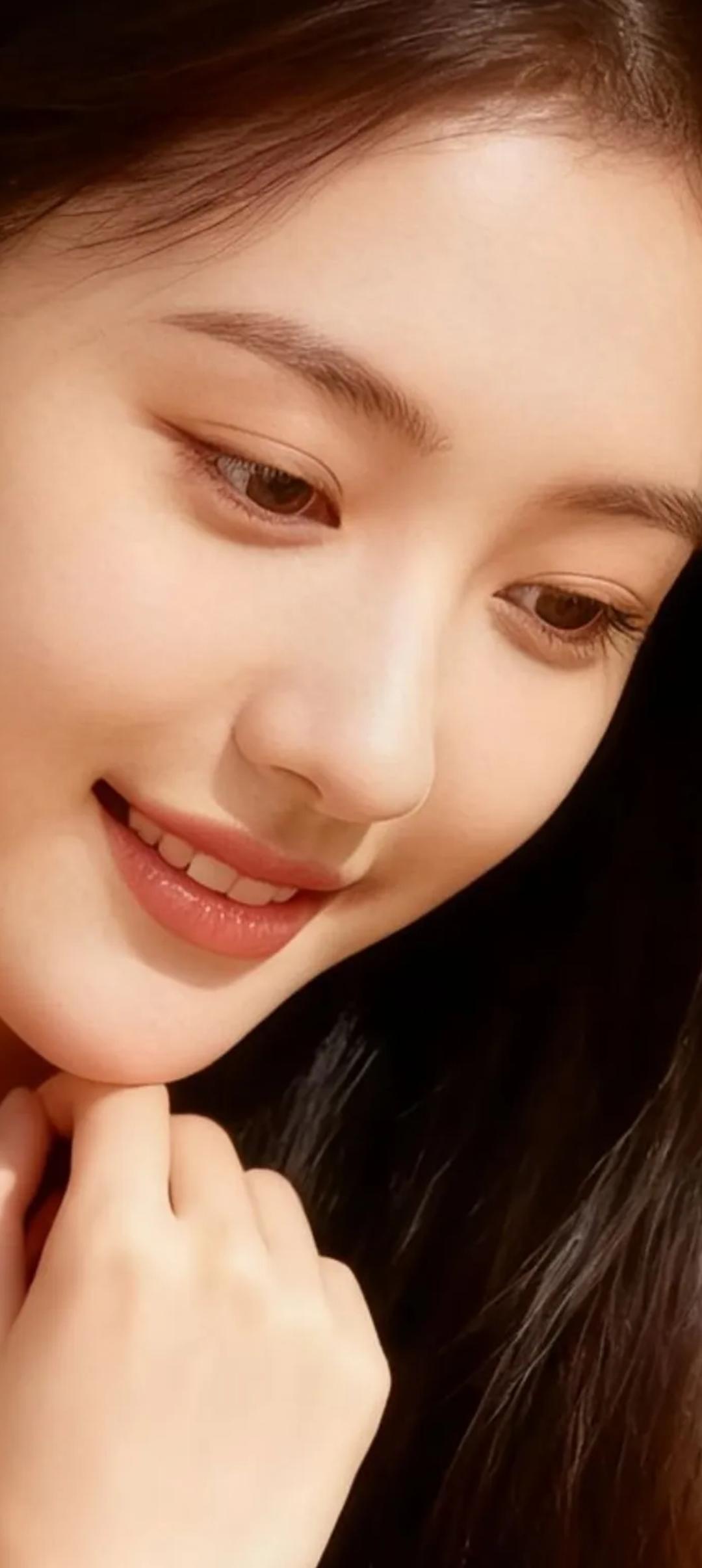 阳光下的微笑，温柔如水，美得令人心动。