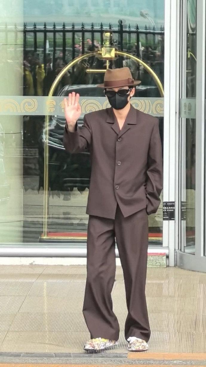 檀健次归国少爷檀健次西装礼帽look檀健次西装礼帽look，好一个归国少爷，