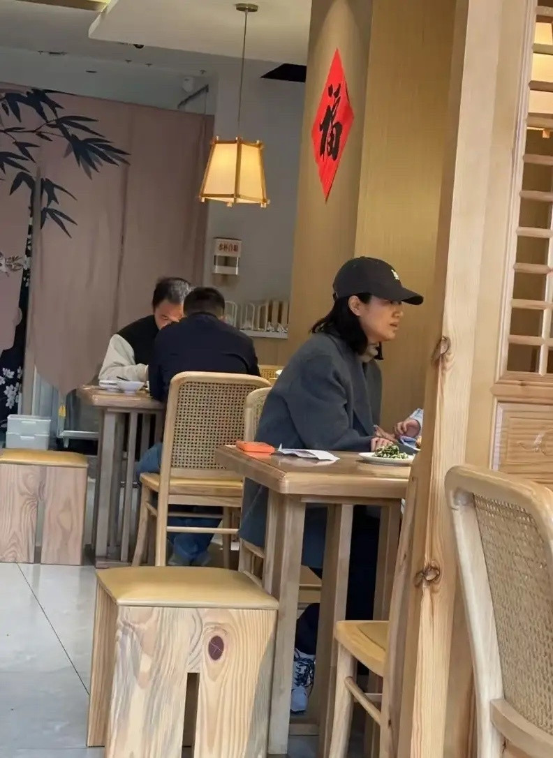 偶遇朱丹一家面馆吃面，周一围贴心给老婆端汤，小儿子正脸好可爱！