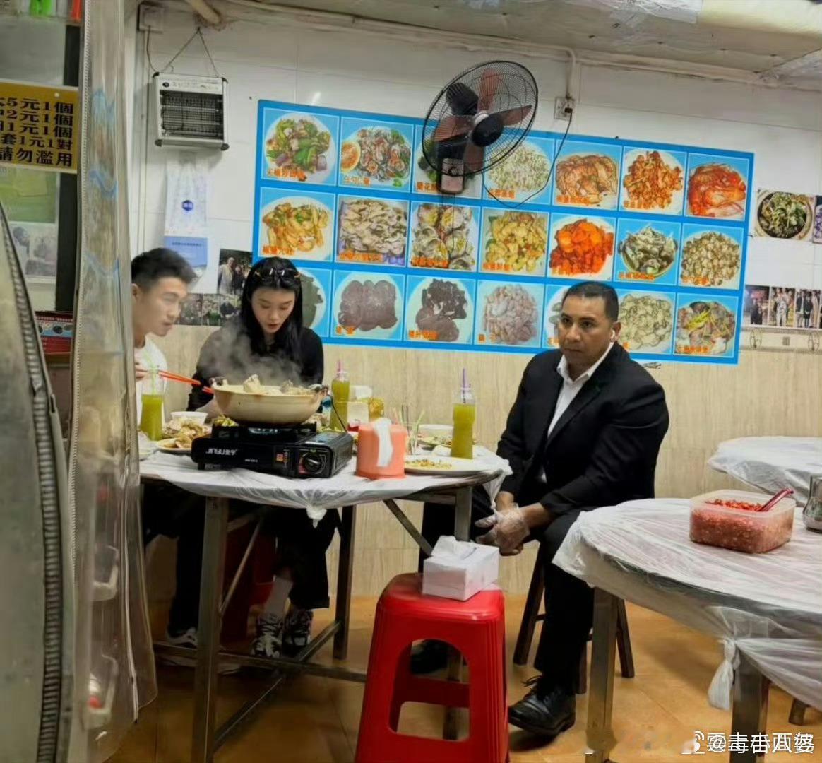 何猷君奚梦瑶和保镖同桌吃饭我就想问，何猷君小时候连普通生活都没怎么接触过，专车