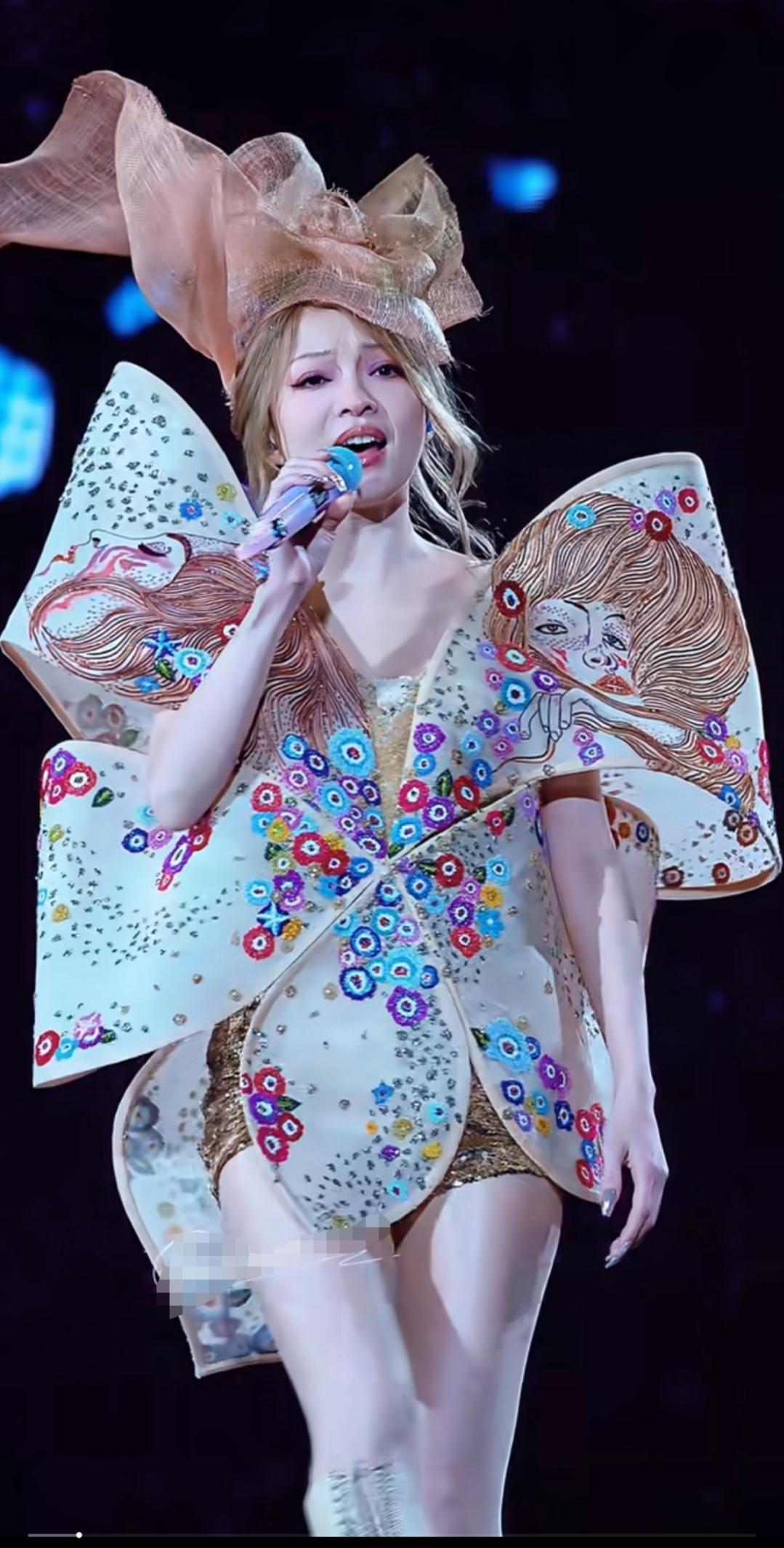 张韶涵，可以给她的演唱会衣服，设立个展览馆了。