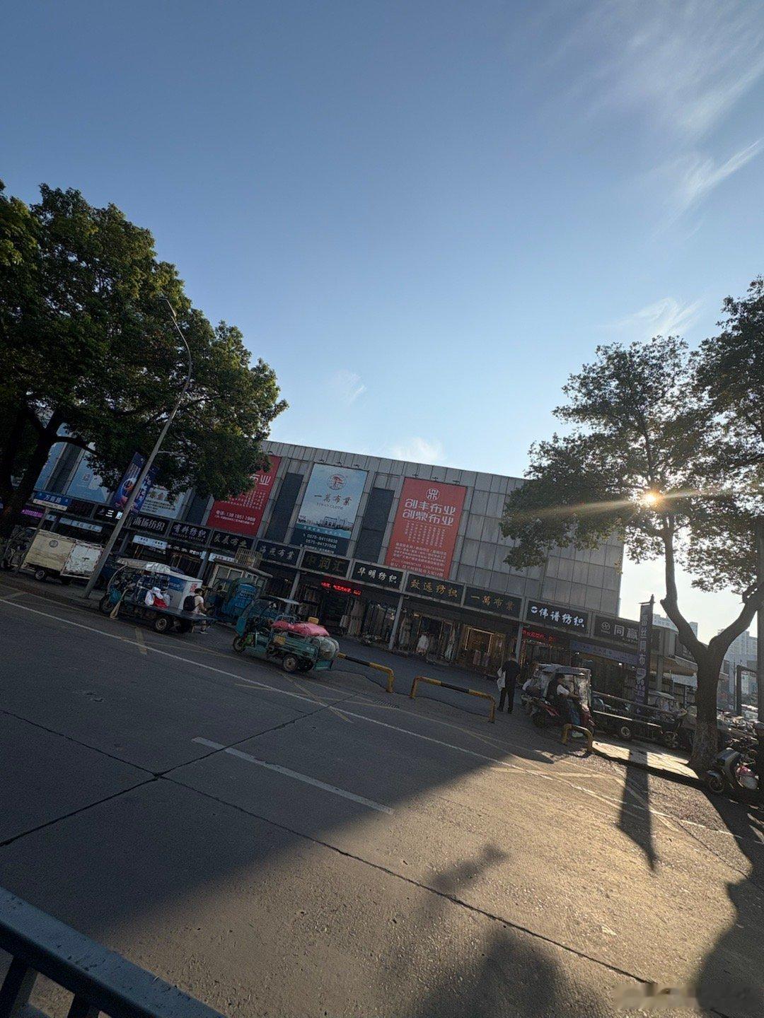 轻纺的生意很旺……