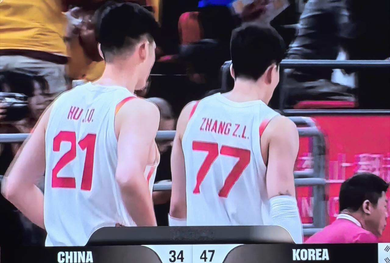 人嘴两扇皮，明明是胡明轩打的不好，球迷却说得换徐杰。明明是在线打不开，才让周琦往