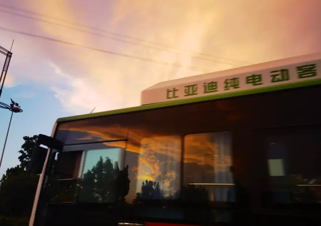 比亚迪对国家能源战略的支持，早已超越了“卖电动车”的范畴，而是通过“交通电气化