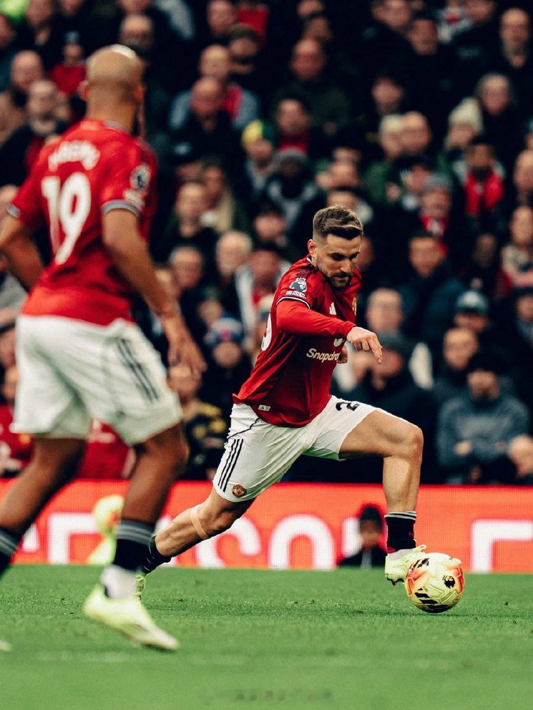 【英格兰为何不选卢克肖？】作为30年三狮死忠球迷，有一个问题一直没想通：为什么图