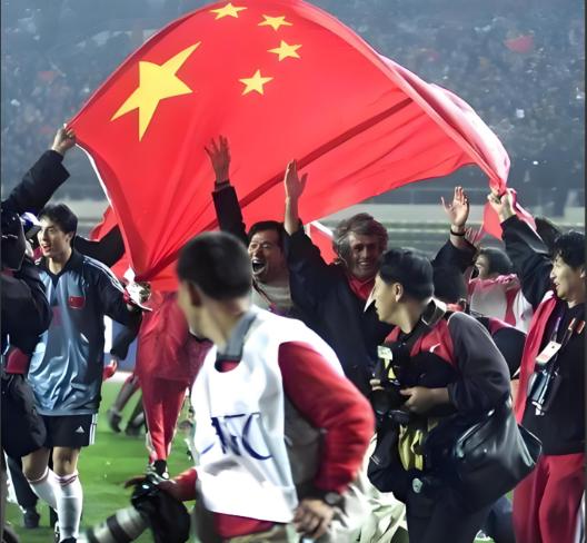 中国足协门庭冷落，国足无球可踢！随着2026世界杯抽签结果一出，本想狠狠地从热