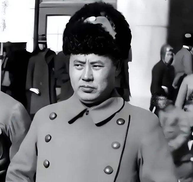 1949年初，蒋介石得知傅作义起义已成定局，这时他为了减少损失决定派飞机到北平接