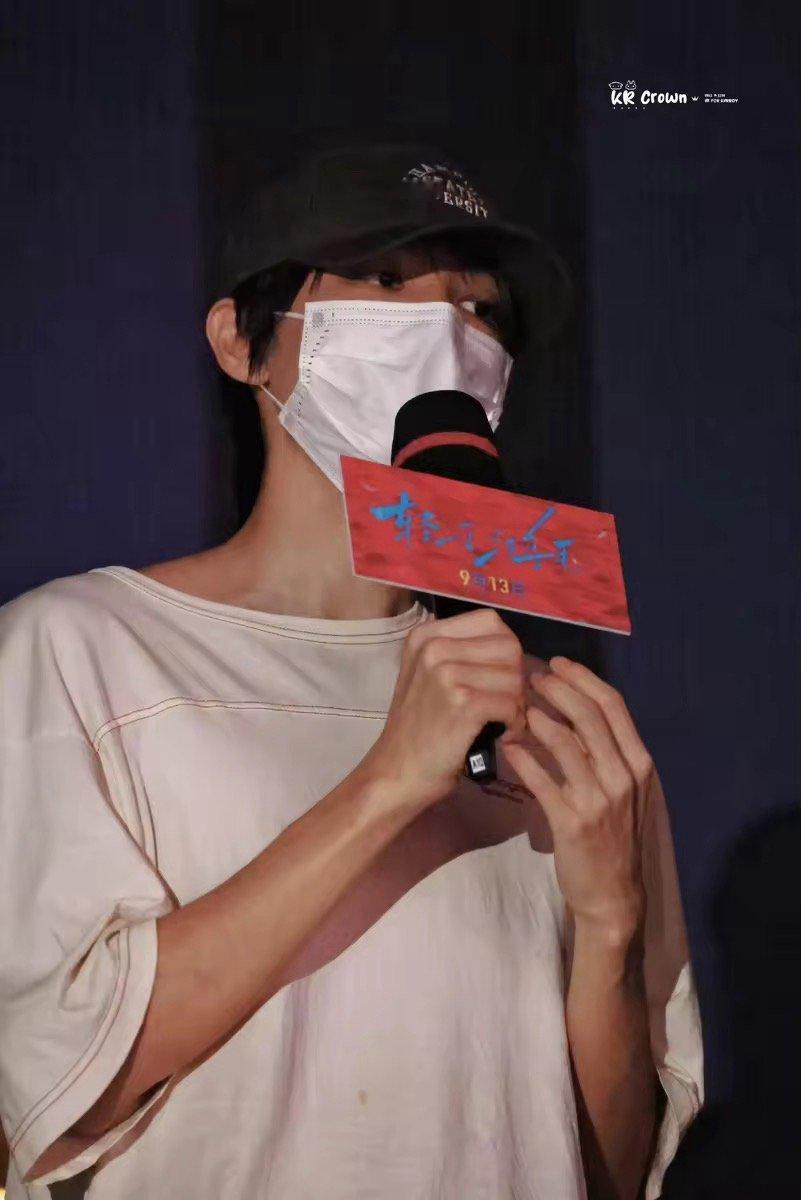 王俊凯还在穿6年前的衣服王俊凯一件T恤穿了六年天呐！19年参加中餐厅时期的衣服昨