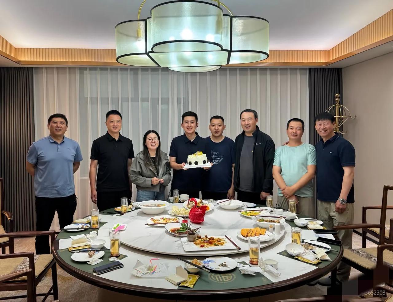 央视主持人孙亚鹏过35岁生日，私下聚会氛围很温馨最近在央视《主持人大赛》大放光