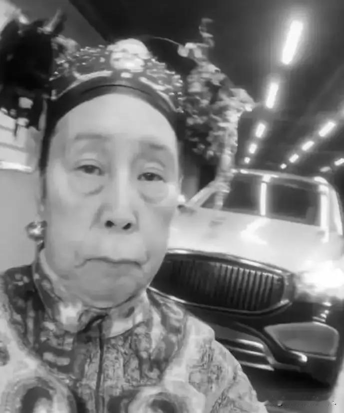 1900年，慈禧狼狈逃窜至山西首富乔家，临行时，慈禧让乔家借她10万两，乔致庸扑通一声跪倒在地：“3