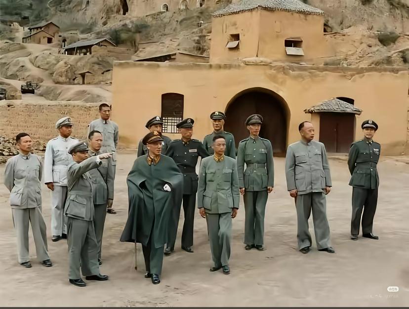 校长视察延安高清照，一众人衣饰光鲜，看到眼前的景象惊呆了，此时他还信心百倍，应该