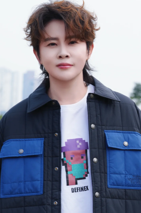 王濛冲上热搜这次她是忍不了一点，双臂交叉满脸写着不服，连表情管理都彻底放弃，这