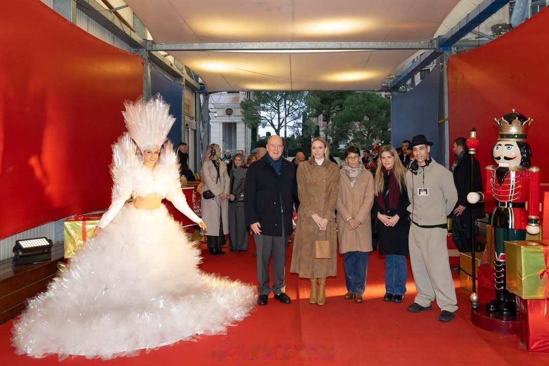 12.22摩纳哥亲王阿尔贝二世、王妃夏琳、斯蒂芬妮公主以及小女儿卡米欣赏圣诞演