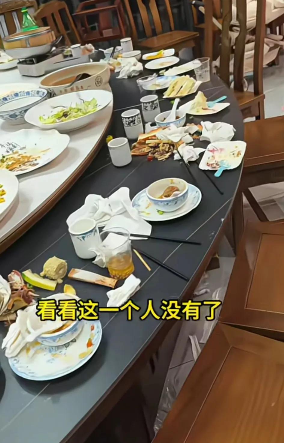 宝宝百日了，一家人去饭店为宝宝庆祝。大家谈笑风生，言笑晏晏，酒足饭饱，相携而去。