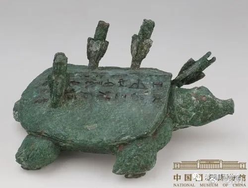 考古新知青铜器铭文铜器铭文又被称作“金文”、“钟鼎文”。商代前期，少数青铜器上