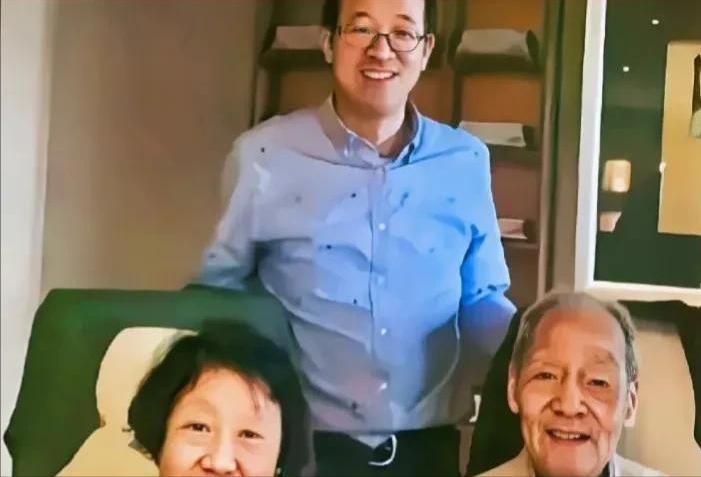 2017年，俞敏洪去看望自己北大的恩师许渊冲，没想到，年纪已经96岁的恩