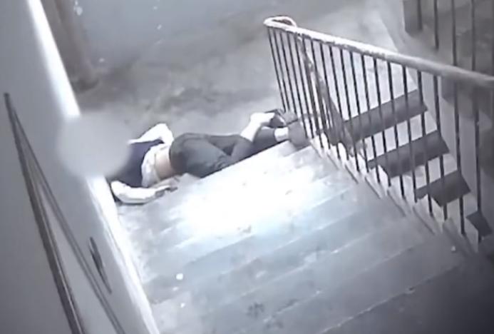 “冤不冤！”江苏昆山，一女子喝酒后，下楼扔垃圾，她为了少走几步路，直接从消防通道