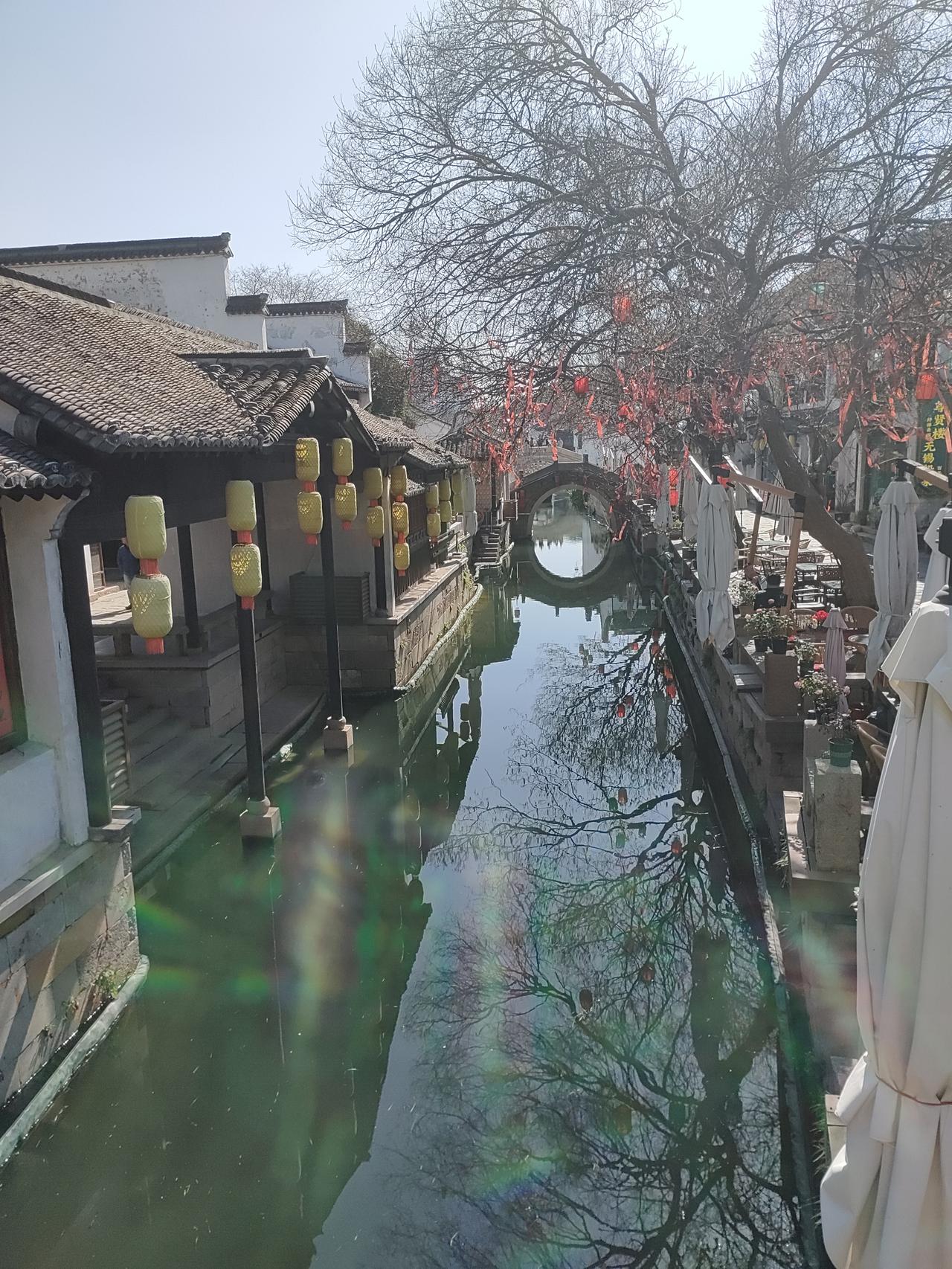 无锡惠山古镇真的太宝藏了！这里古色古香，充满了历史韵味。古镇里有众多祠堂，像钱