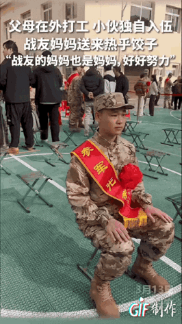 破防了！广西兴安，一群即将入伍的新兵在球场集合，身边几乎都围着前来送别的家人，唯