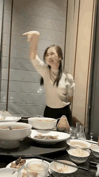 酒是好东西！这个女生喝高兴了！小酒怡情，这是喝了酒的女人最可爱的地方。酒能