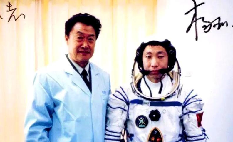 2003年，航天英雄杨利伟乘坐神舟五号遨游寰宇。消息传来时，钱老开口第一句话竟是