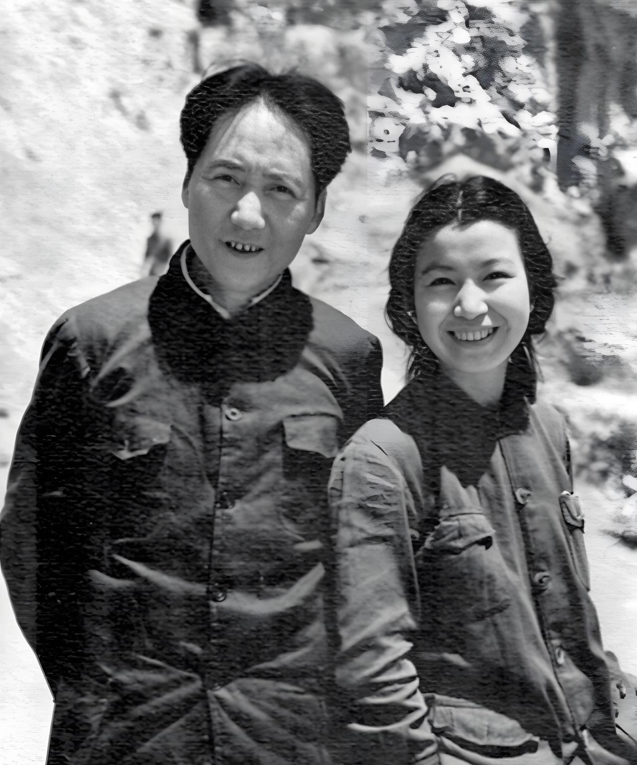 #老照片#这才是伟人毛主席的最真实相貌，别再被影视剧给误导了！有谁知道，站在主