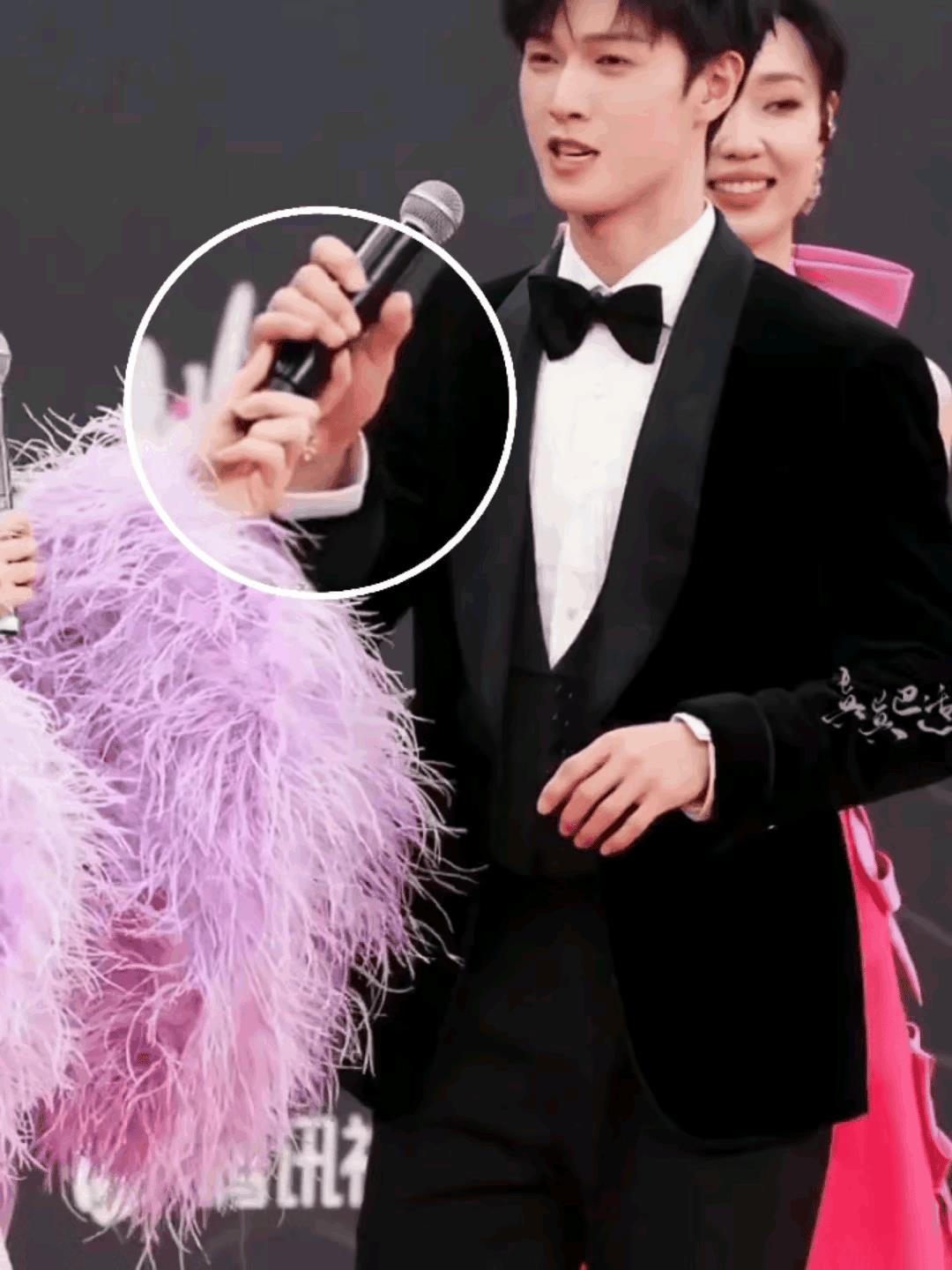八倍滤镜看李昀锐和孟子义的互动依然还会被李昀锐的小动作笑死这是明目张胆的小心