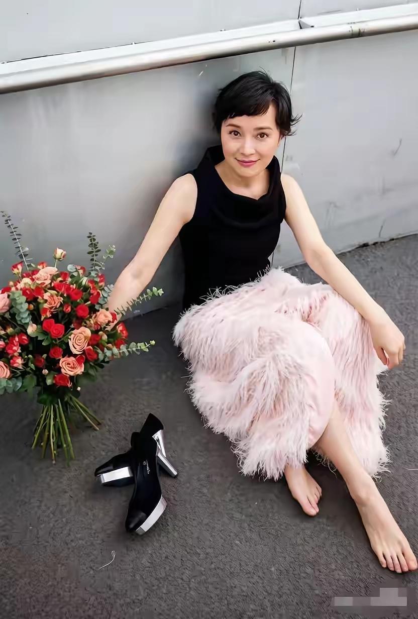 这哪像50多岁的人呀，这明明就是18岁，真的是从头美到脚50多岁的吴越，这状