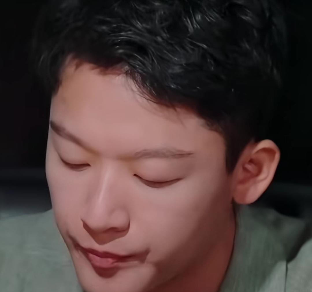 龚俊问张晚意是不是经常回家，张晚意8年没回去过了，龚俊：“你过年不回去啊”，张晚