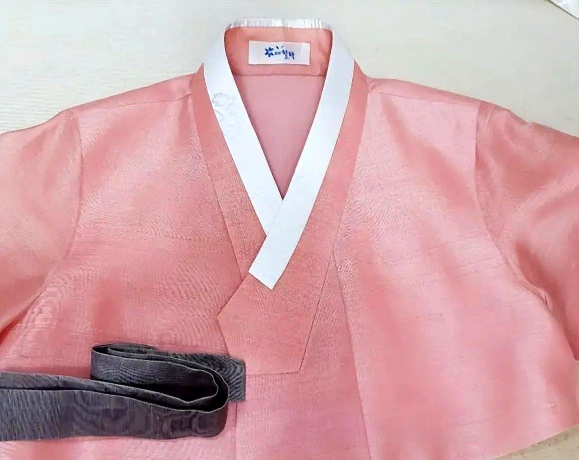 国产剧刚冲上韩国Netflix第六，韩国网友先集体破防了。有人逐帧扒剧里的细