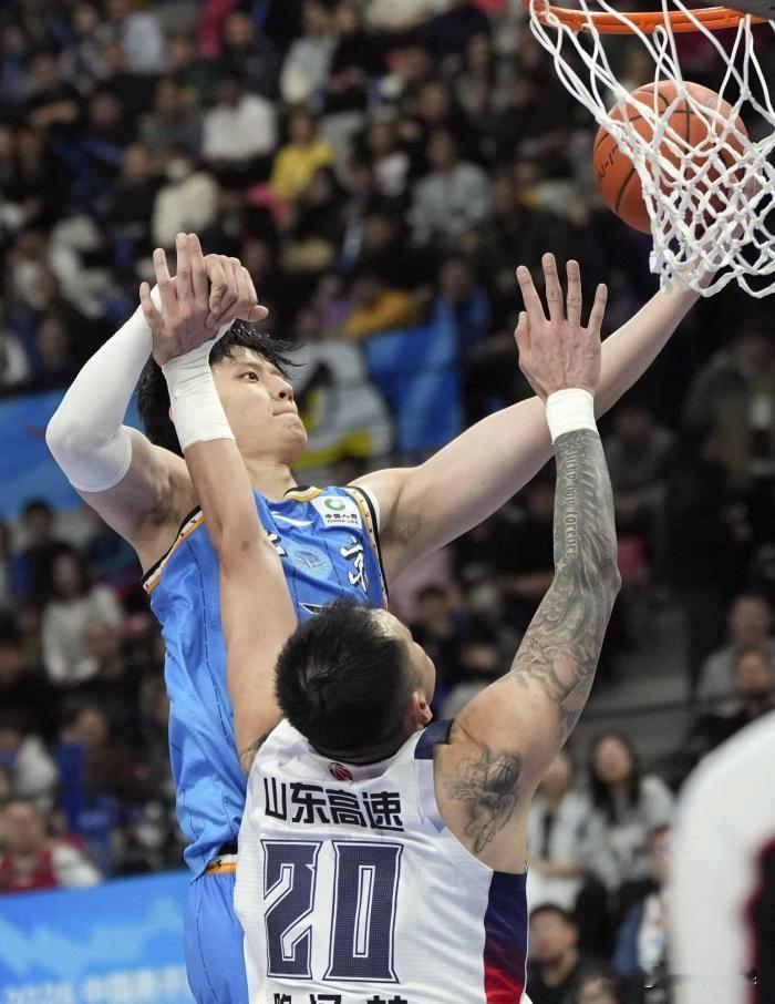 高诗岩感谢陶汉林和谢智杰！CBA常规赛第十二轮，山东客场87:85绝杀北京豪