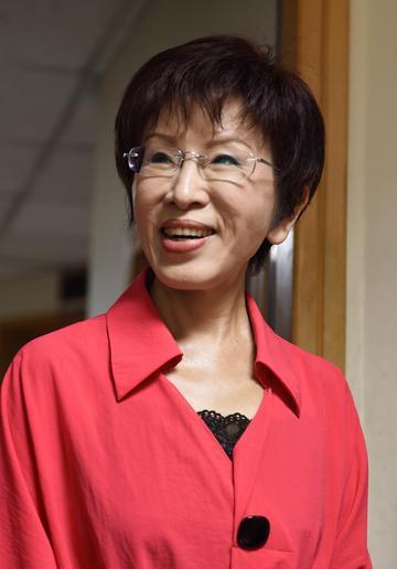 洪秀柱回台超硬气！洪秀柱回到台湾场面很平静没人敢轻易动她她立场一直明