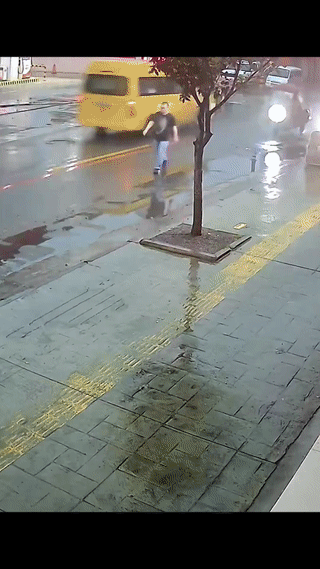 事实证明下雨天开车确实会影响视线！瞧把这位大哥撞的！真是让大哥有点促不及防啊