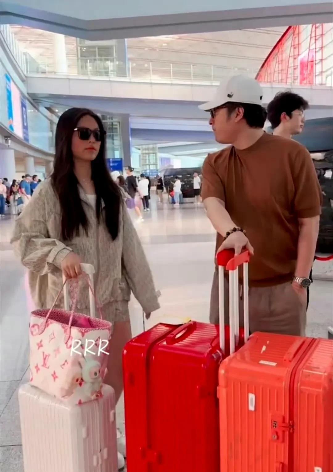 王诗龄这身看着普普通通的装备总价值超过15万，外套32379元，短裙16240元