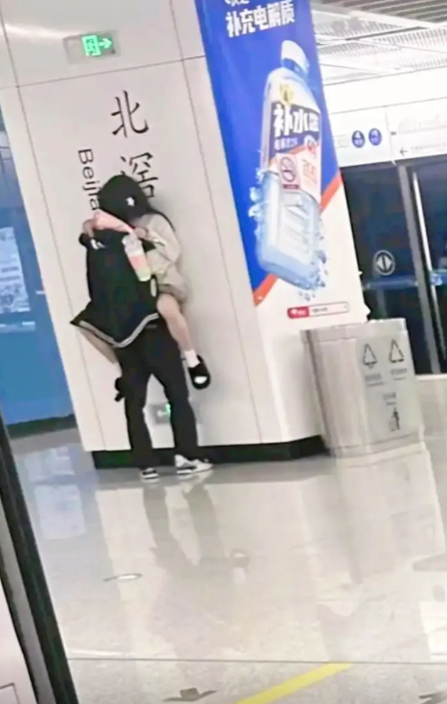 亲个嘴为什么还要把腿抱起来呀？