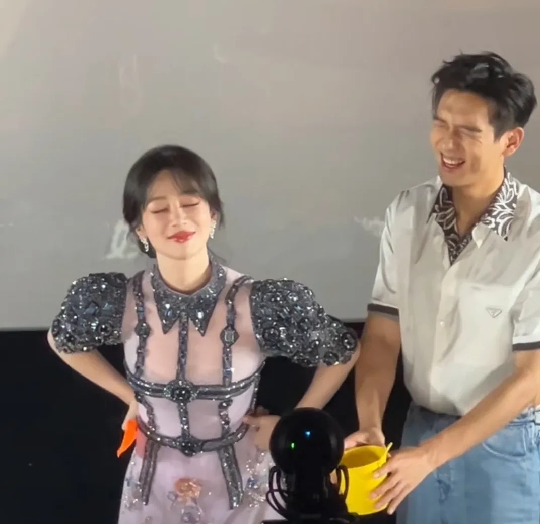 杨紫这个叉腰撒娇也太可爱了，也就看了十几遍吧。站在旁边的李现笑的脸上褶子