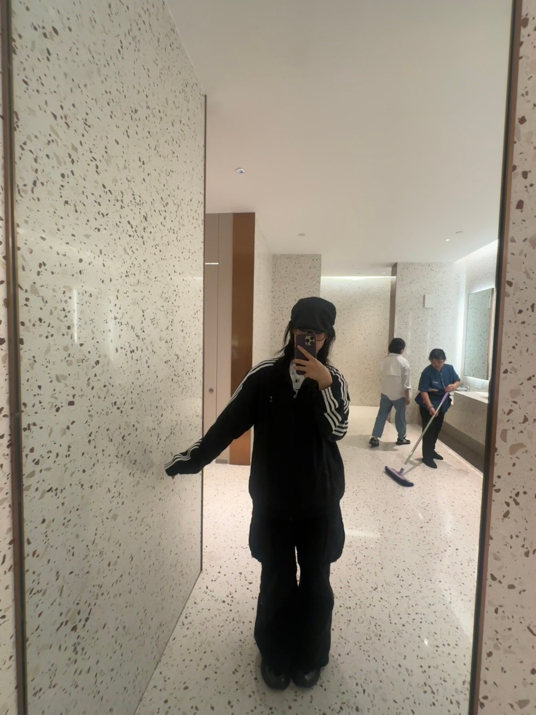 可以看出小姐姐对今日穿搭很满意​​​