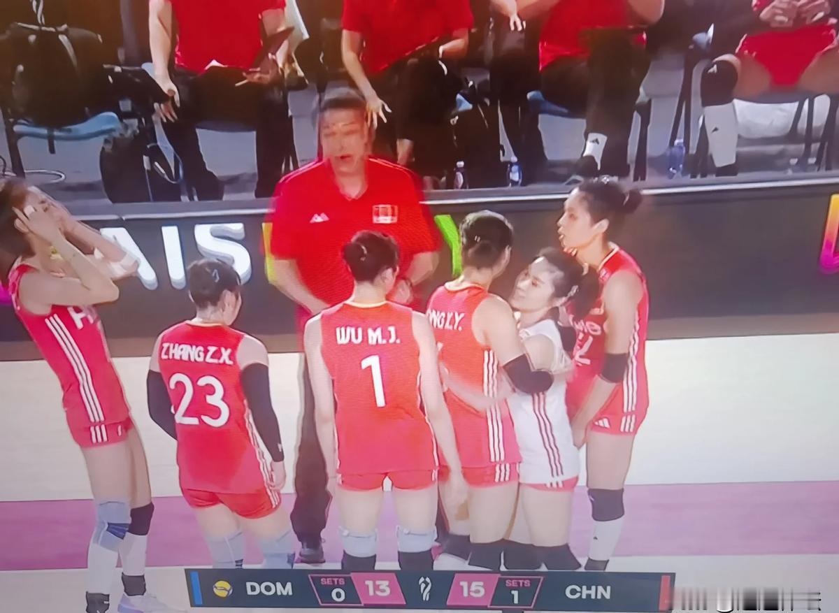 王梦洁一记鱼跃，把中国女排从淘汰赛悬崖边上给捞了回来。2025年世锦赛，打多